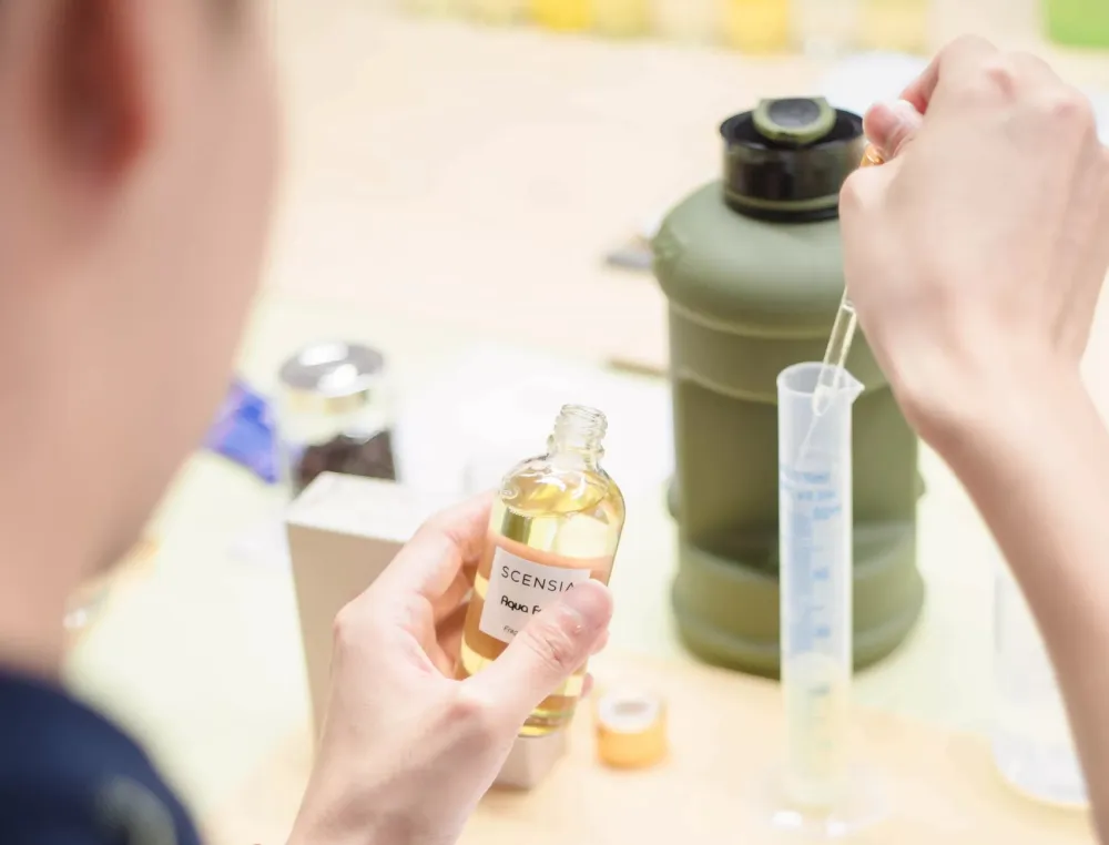 Measuring perfume oils with a pipette